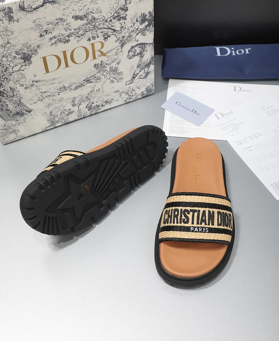 💕💕Factory direct selling price p360💕💕 Dior flat slippers, straw sugar upper with electric embroidery weaving, embroidered letters, and sheepskin lining. TPU outsole, code number: 35-42